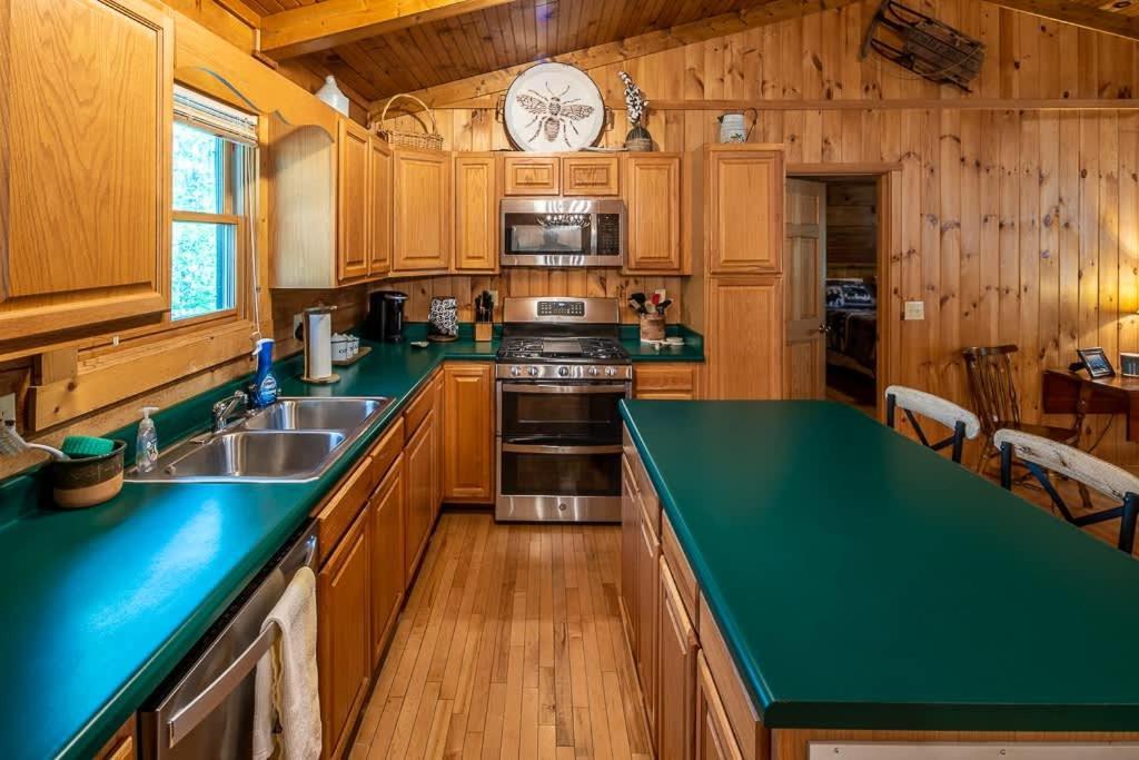 Cozy 'Grey Fox' Cabin Between Boone & Блоуинг-Рок Экстерьер фото
