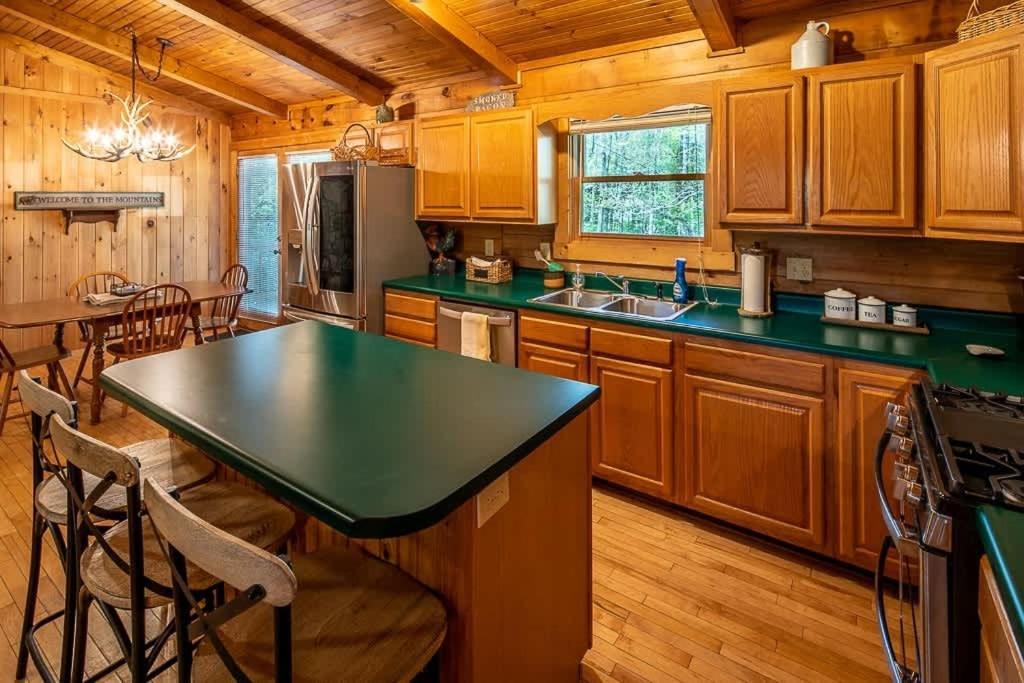 Cozy 'Grey Fox' Cabin Between Boone & Блоуинг-Рок Экстерьер фото