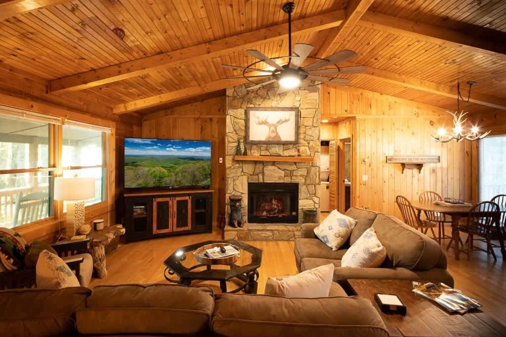 Cozy 'Grey Fox' Cabin Between Boone & Блоуинг-Рок Экстерьер фото
